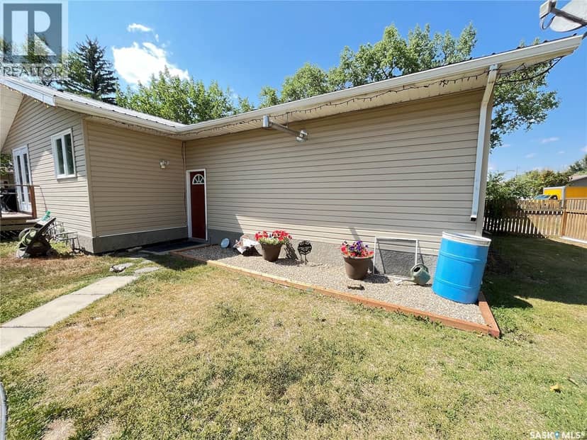 202 Hood STREET, Maple Creek, photo 2