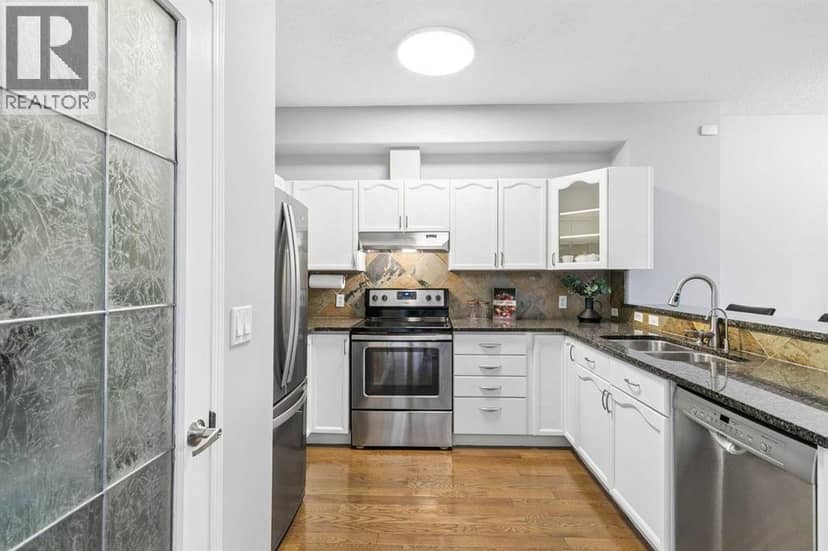 2405 17 Street SW — photo 11 of 40