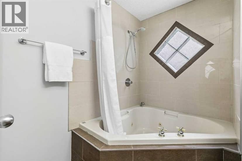 2405 17 Street SW — photo 20 of 40