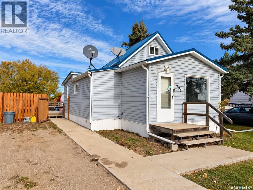 790 Saskatchewan AVENUE — photo 1 of 40