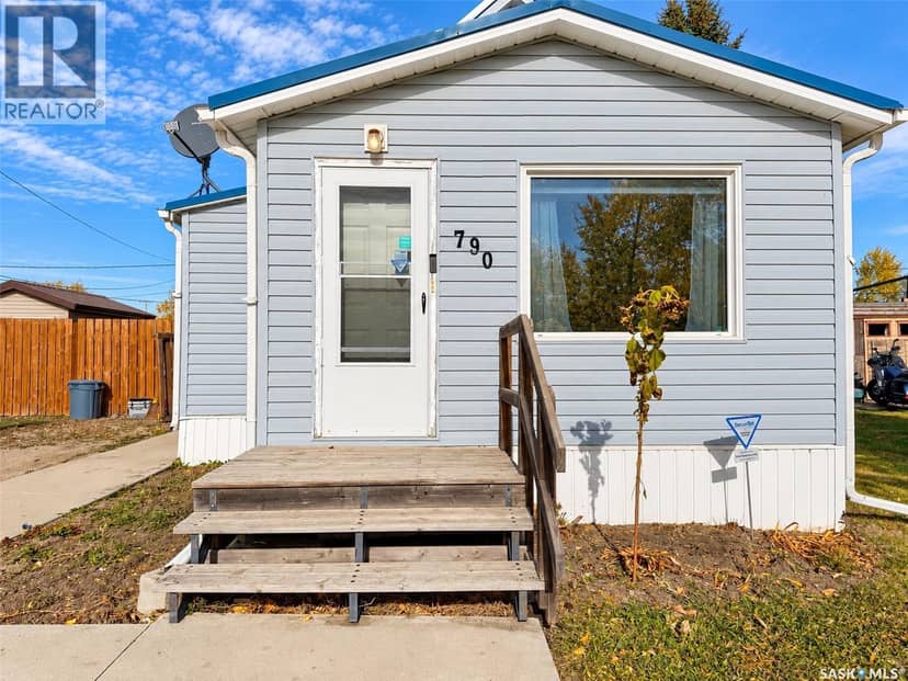 790 Saskatchewan AVENUE — photo 4 of 40