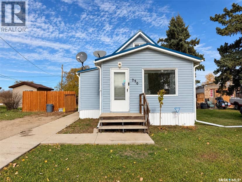 790 Saskatchewan AVENUE — photo 3 of 40