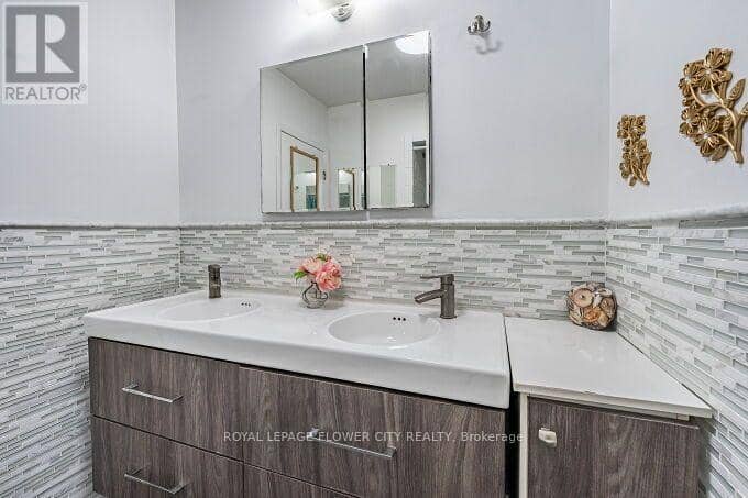 3 Clayhall Crescent — photo 31 of 40
