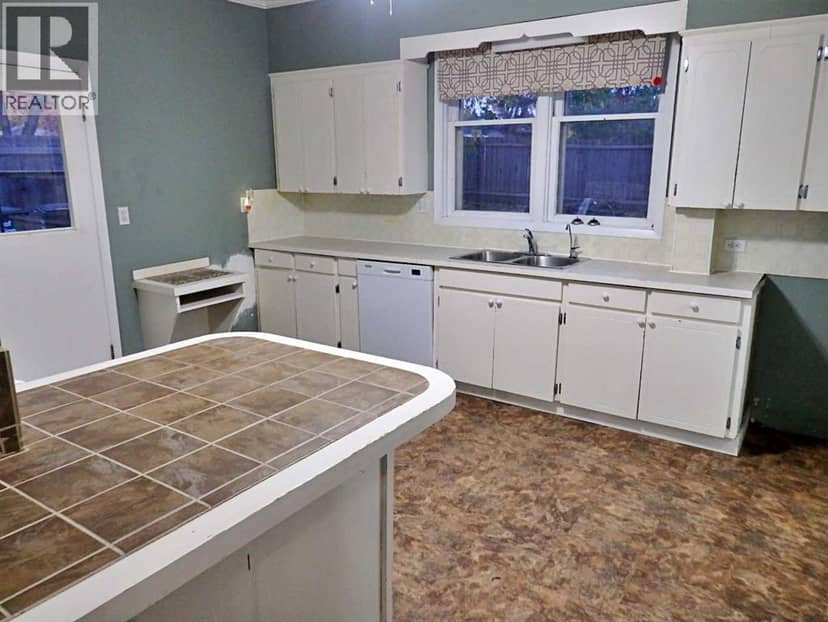 4801 53 Avenue — photo 17 of 33