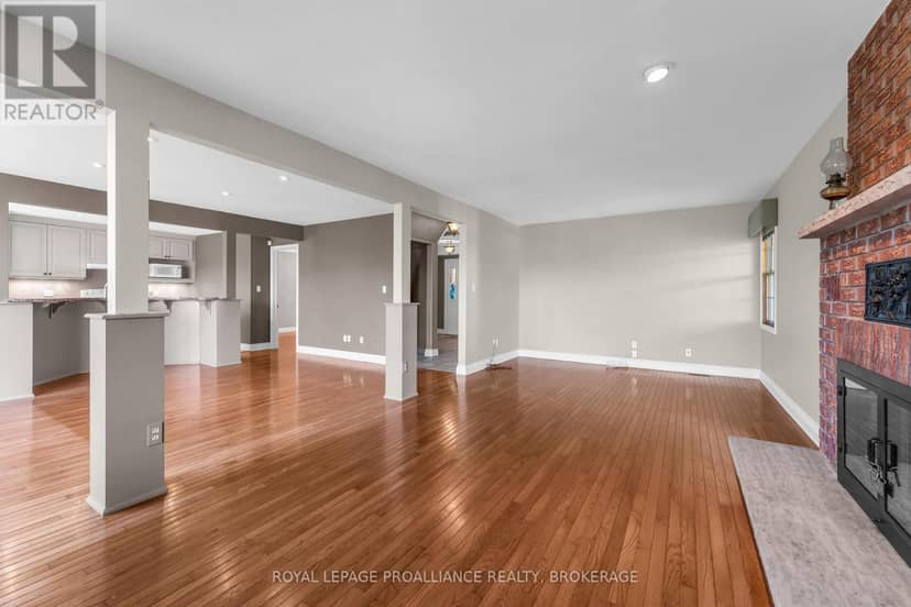 702 Parkside Crescent — photo 11 of 40