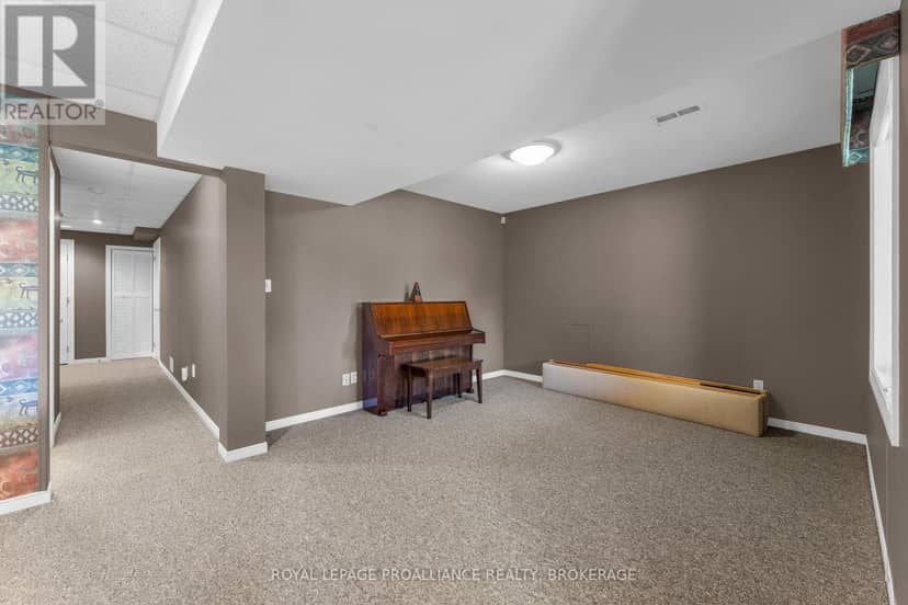 702 Parkside Crescent — photo 34 of 40