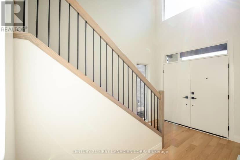 245 Hesselman Crescent, London South, photo 6