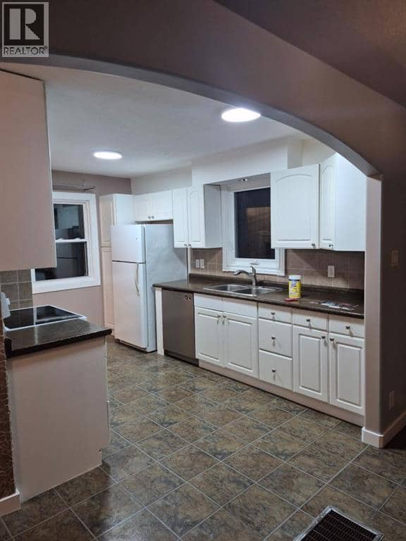 145 19 Street N — photo 17 of 40