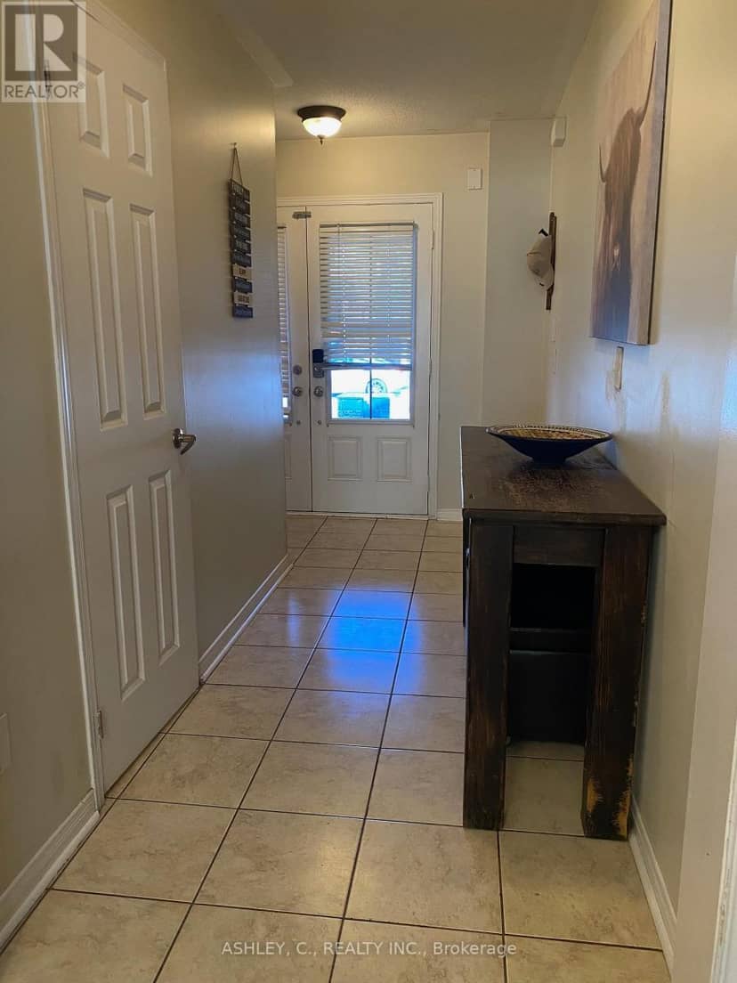 104 James Govan Drive, Whitby, photo 2