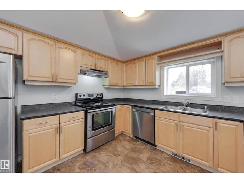 4908 51 AV — photo 10 of 40