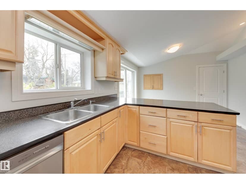 4908 51 AV — photo 11 of 40