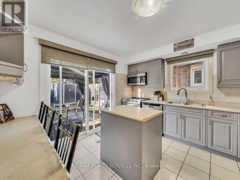 158 Fanshawe Drive — photo 16 of 40