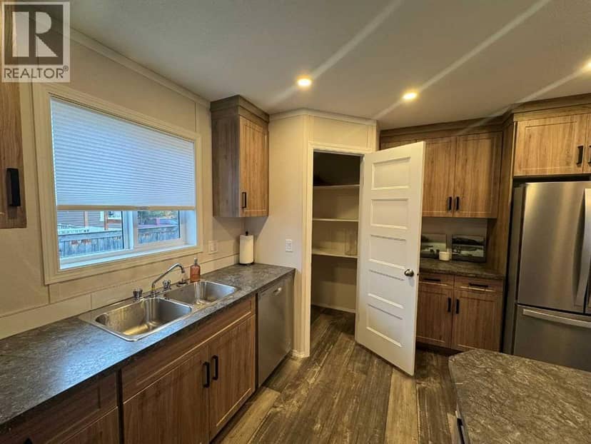 816 5th Avenue, Beaverlodge, photo 4
