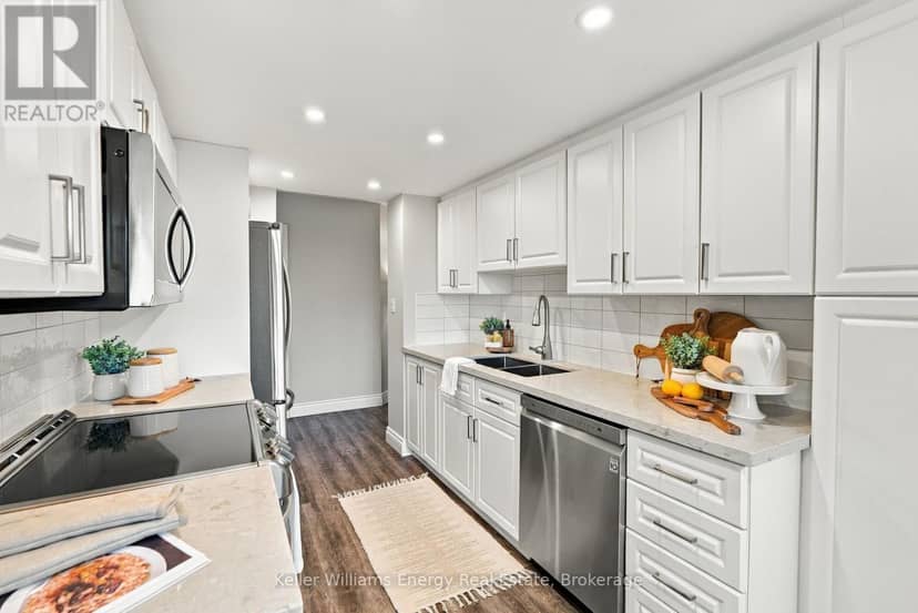 302 - 712 Rossland Road E — photo 9 of 40