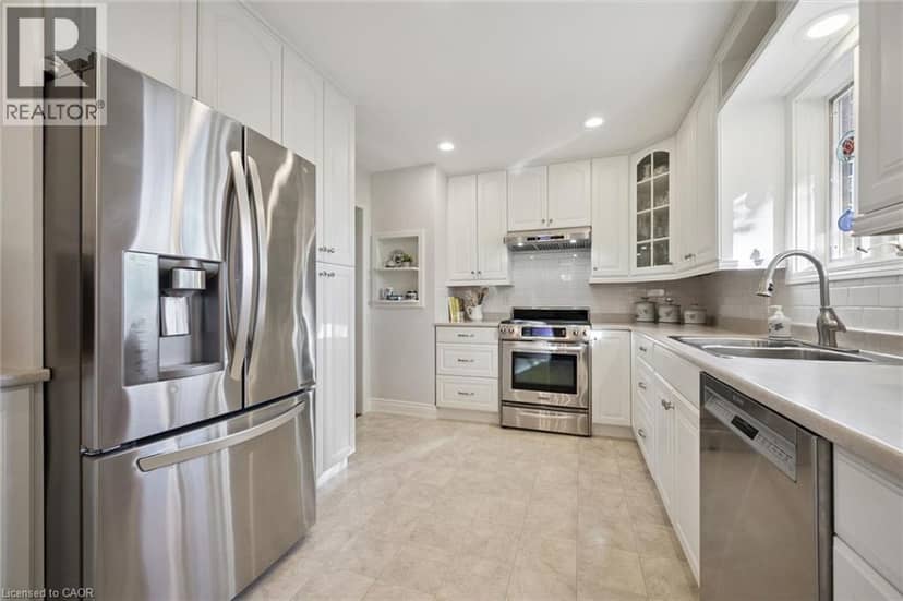 301 MARTINDALE Crescent — photo 10 of 40