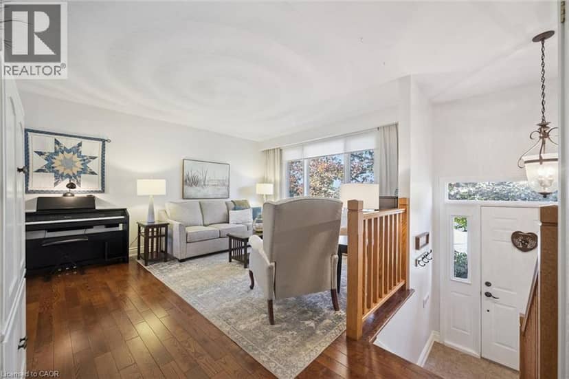 301 MARTINDALE Crescent, Waterloo, photo 3