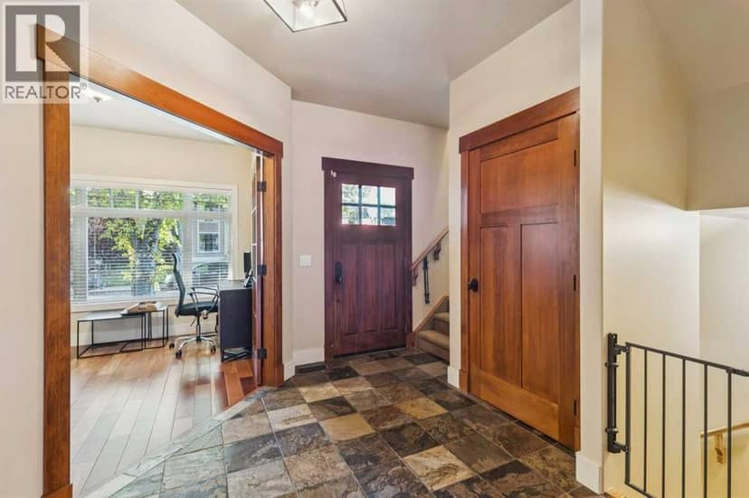 2050 47 Avenue SW, Calgary, photo 2