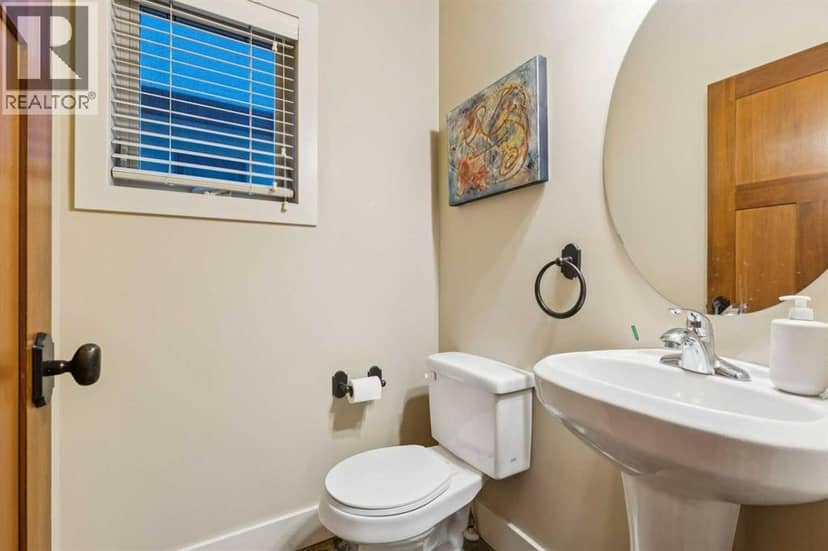 2050 47 Avenue SW — photo 14 of 32