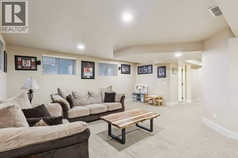 2050 47 Avenue SW — photo 25 of 32