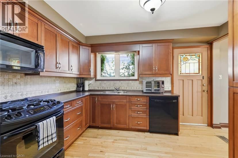 106 VICTOR Boulevard — photo 10 of 29