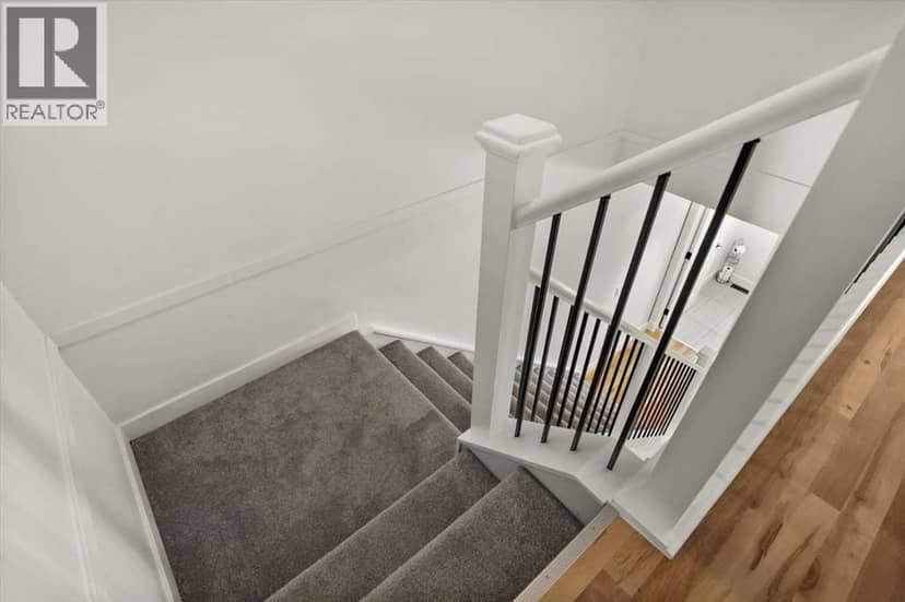 208 Queenston Heights SE — photo 17 of 38