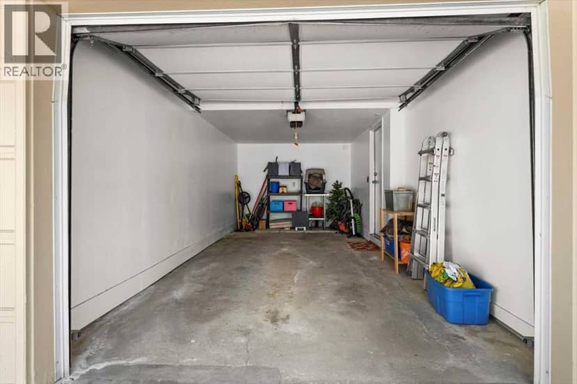 208 Queenston Heights SE — photo 33 of 38