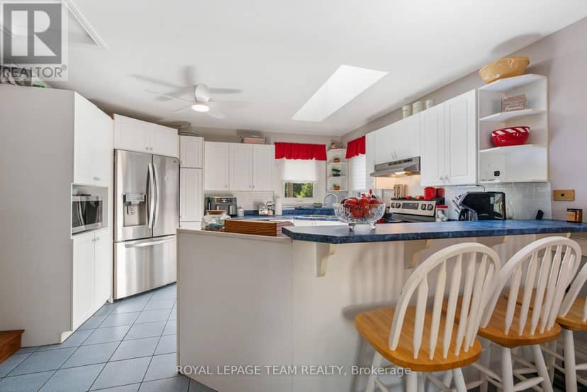 301 Oxford Street E — photo 15 of 37