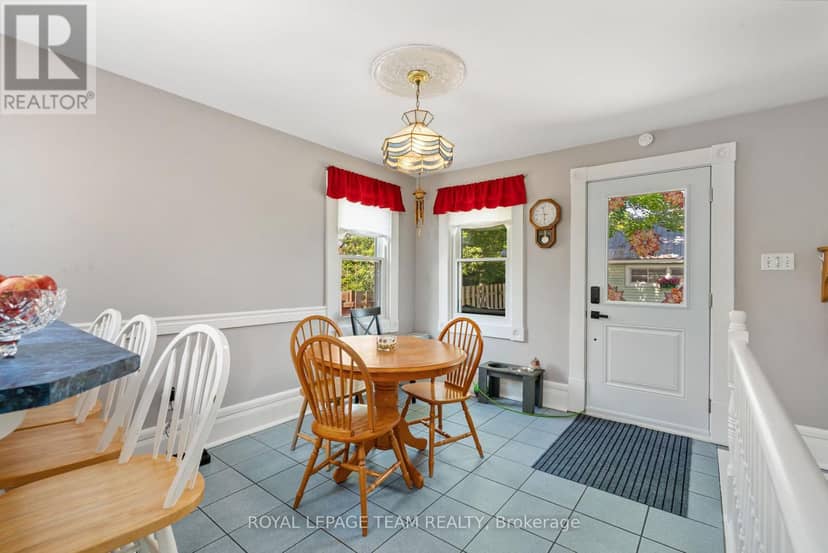 301 Oxford Street E — photo 16 of 37