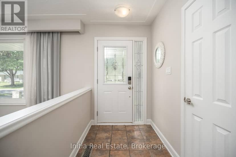 53 Burrows Avenue — photo 2 of 36