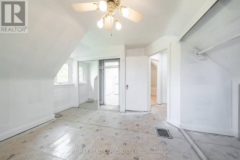 4 Elton Crescent — photo 9 of 13