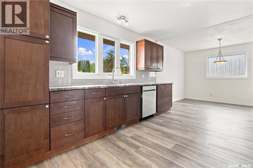 4059 Elphinstone STREET — photo 11 of 40