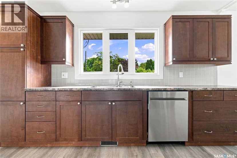 4059 Elphinstone STREET — photo 10 of 40