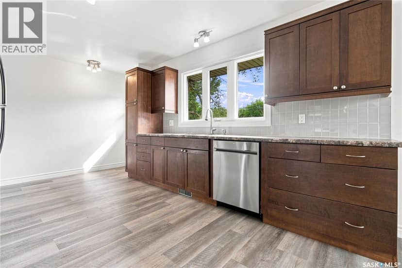 4059 Elphinstone STREET — photo 9 of 40