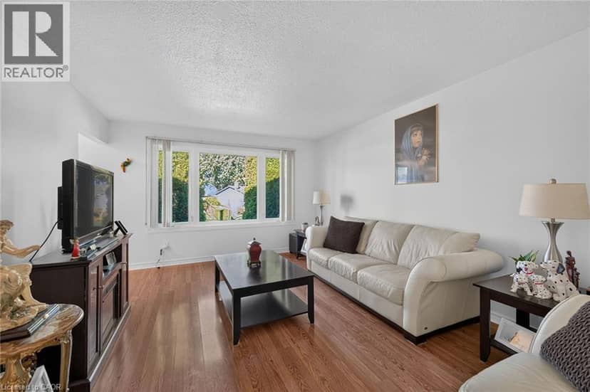 411 QUEEN VICTORIA Drive — photo 10 of 40