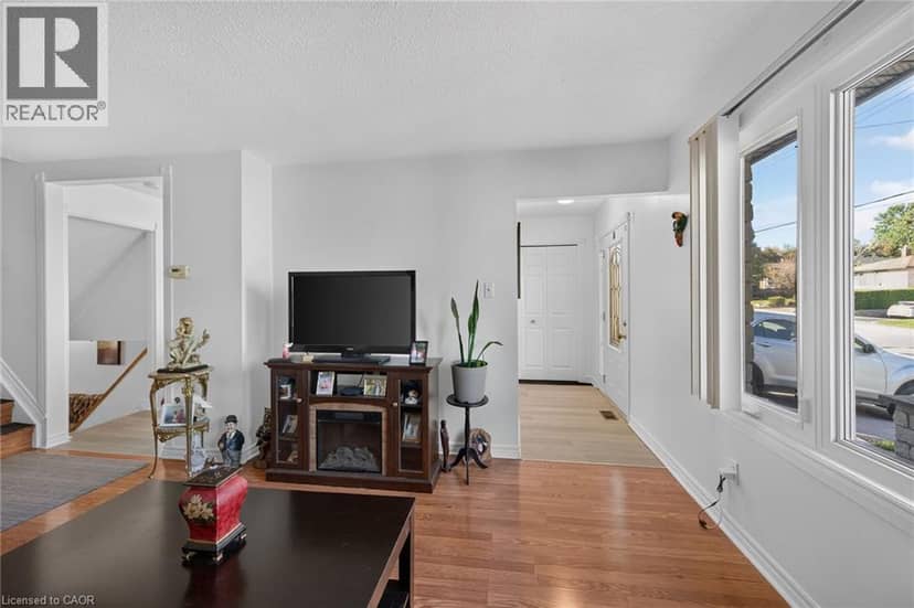 411 QUEEN VICTORIA Drive — photo 11 of 40