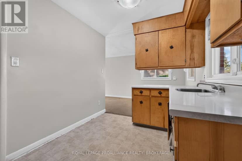 1416 Woodfield Crescent — photo 10 of 37