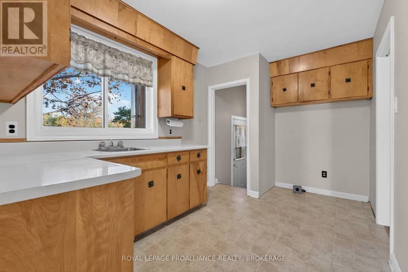1416 Woodfield Crescent — photo 11 of 37