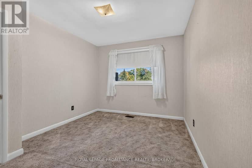1416 Woodfield Crescent — photo 13 of 37