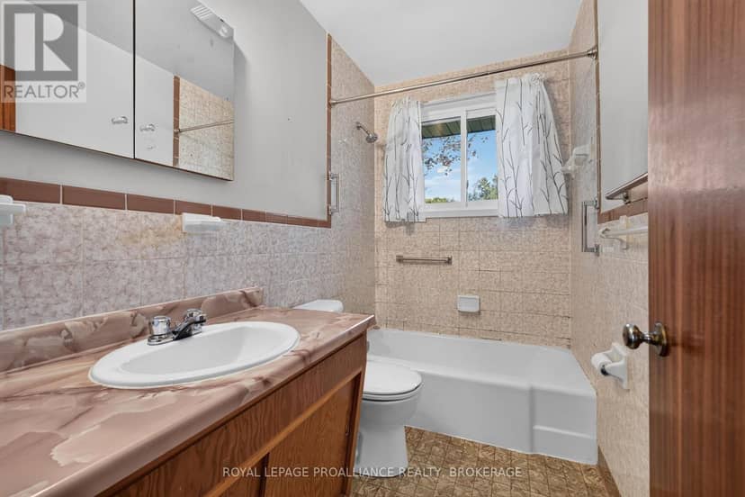 1416 Woodfield Crescent — photo 15 of 37