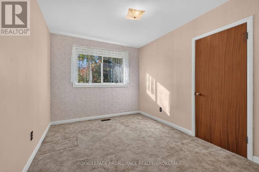1416 Woodfield Crescent — photo 16 of 37