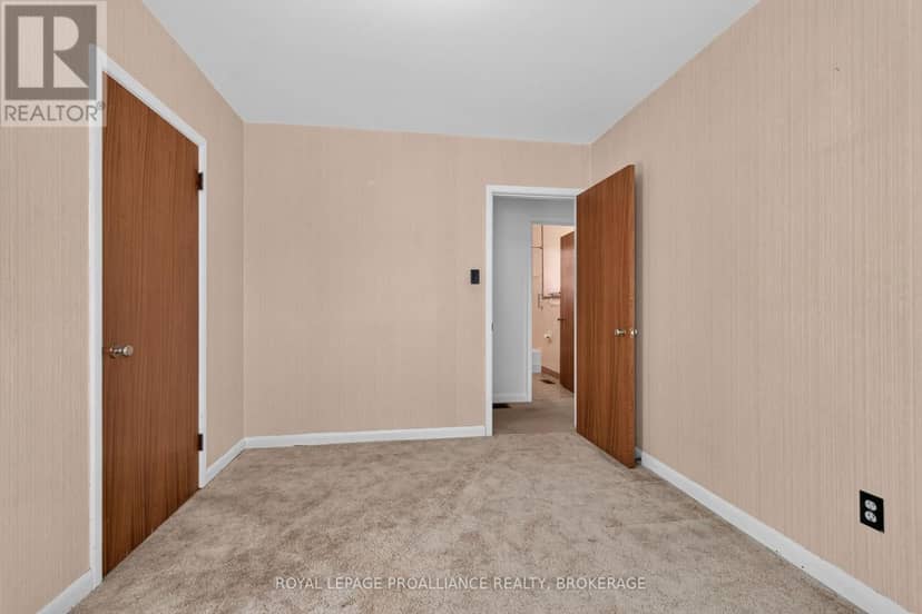1416 Woodfield Crescent — photo 17 of 37
