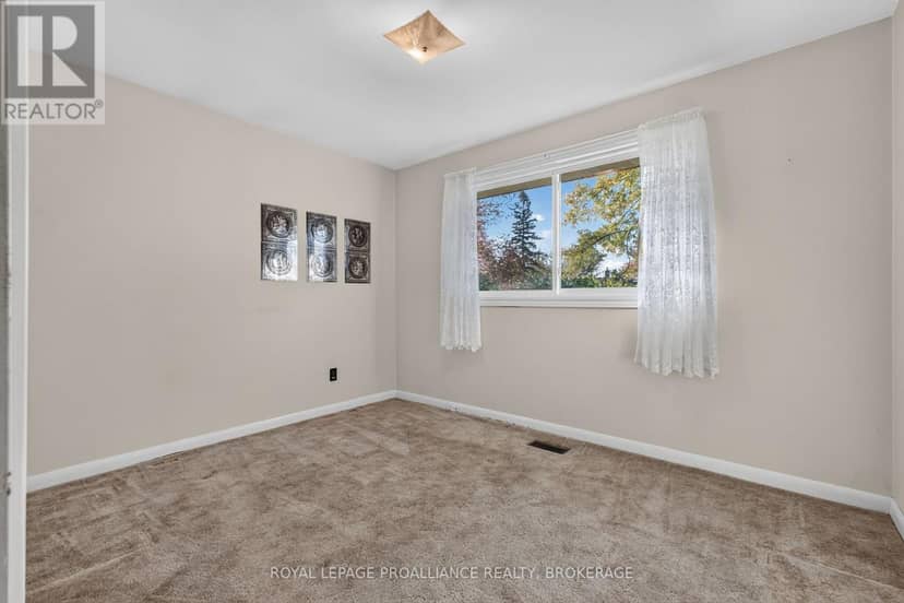 1416 Woodfield Crescent — photo 18 of 37