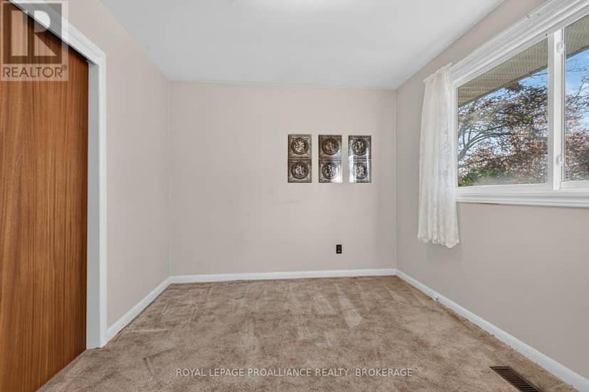 1416 Woodfield Crescent — photo 19 of 37
