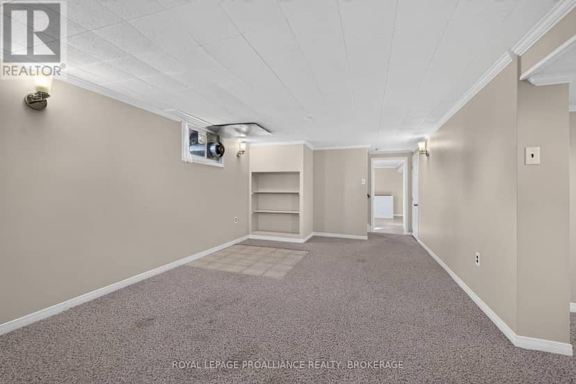 1416 Woodfield Crescent — photo 22 of 37