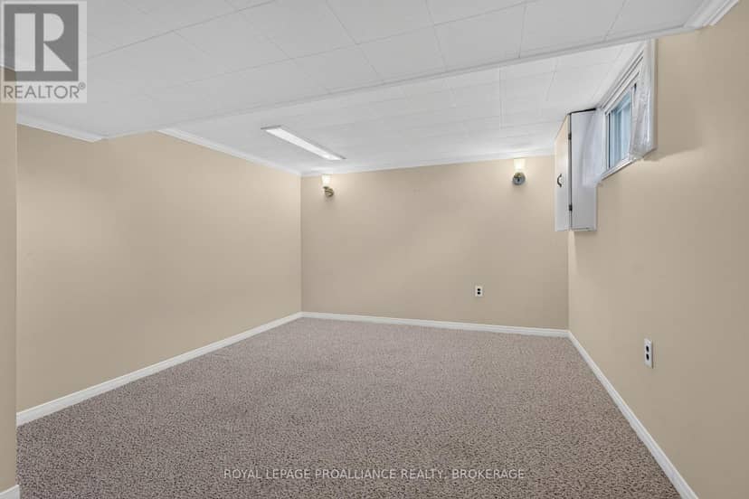 1416 Woodfield Crescent — photo 23 of 37