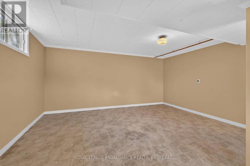 1416 Woodfield Crescent — photo 25 of 37