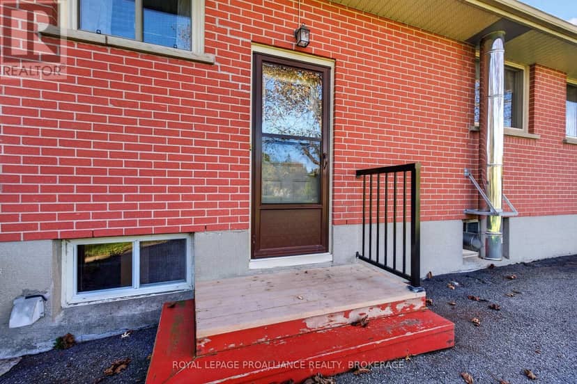 1416 Woodfield Crescent — photo 28 of 37