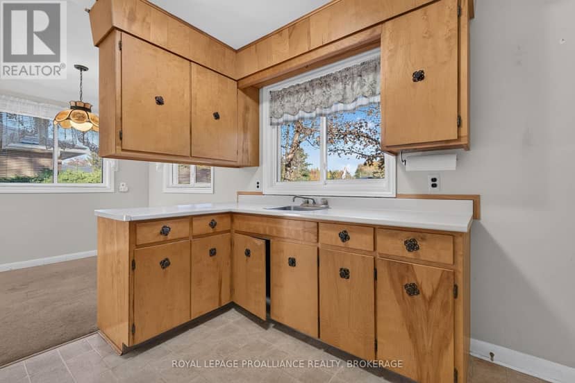 1416 Woodfield Crescent — photo 9 of 37