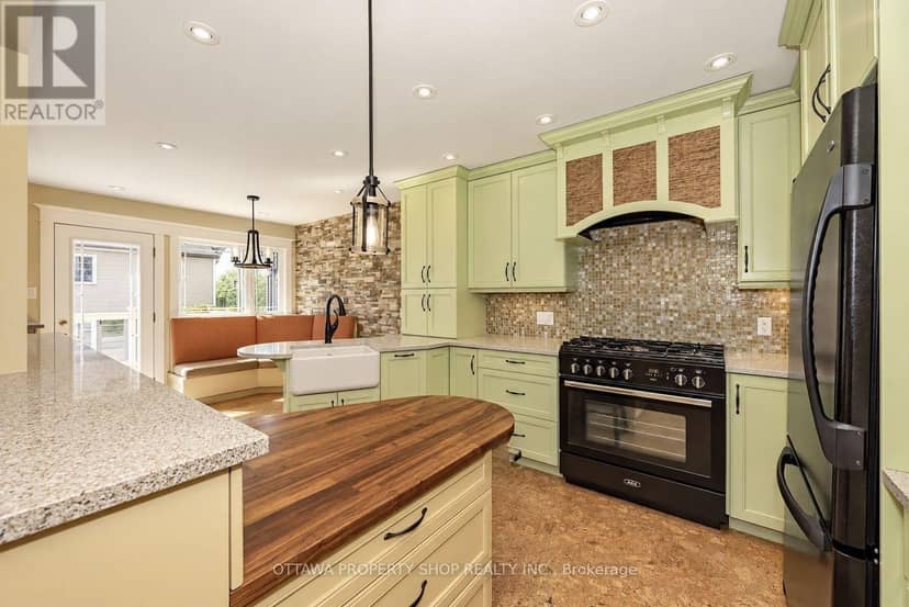 3146 Dumaurier Avenue — photo 12 of 35