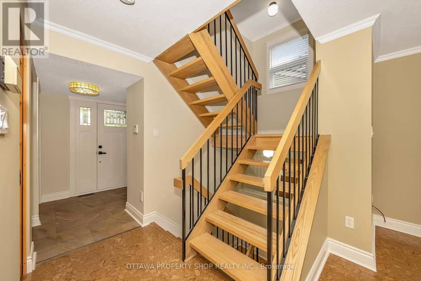 3146 Dumaurier Avenue — photo 14 of 35